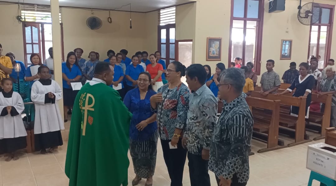 Pastor Simon Petrus Matruty bersalaman dengan Yuliana serta suaminya dan dua saksi di depan altar – Surya Papua/Frans Kobun