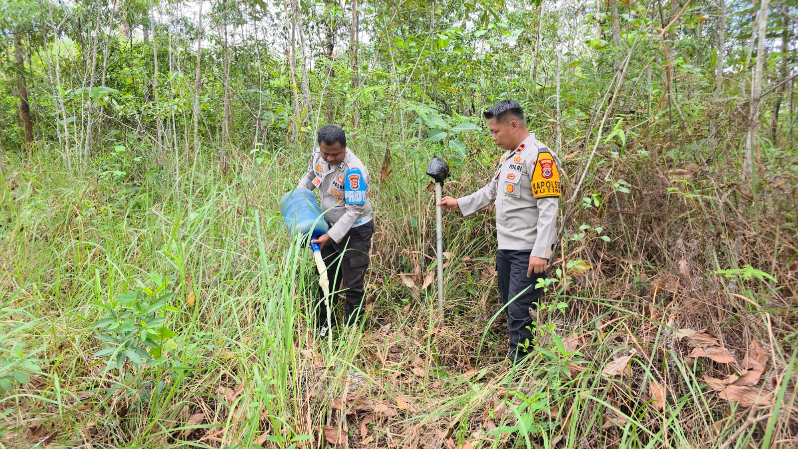 Kapolsek Muting, Ipda Melkianus Bunga bersama anggotanya memusnahkan sagero dengan cara dituang ke tanah – Surya Papua/IST