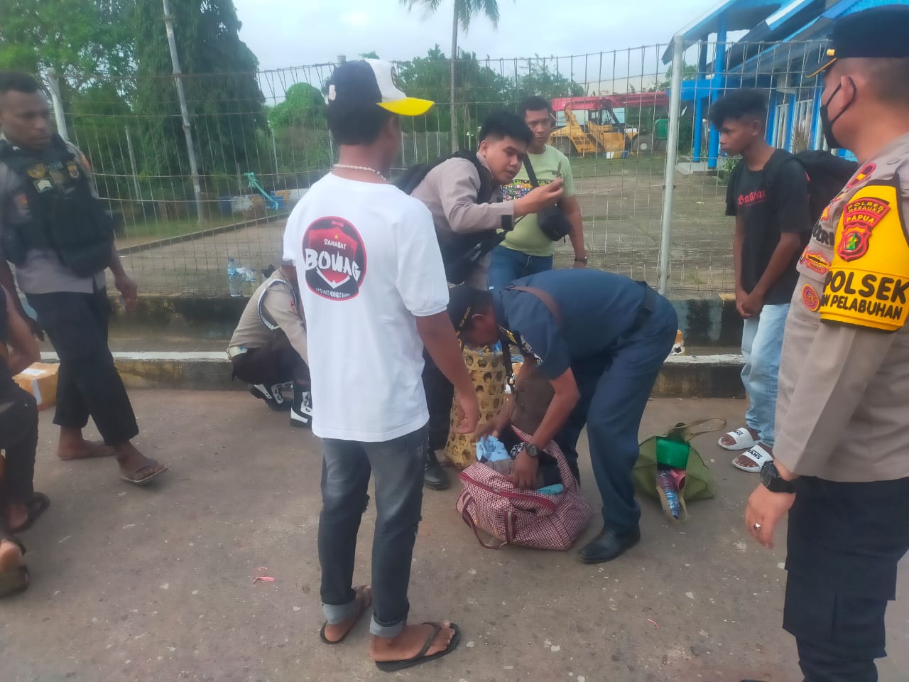 Sejumlah botol vit berisi sopi yang diamankan aparat kepolisian setempat di Pelabuhan Merauke – Surya Papua/IST