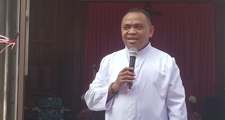 Pastor Paroki Santa Theresia Buti, Simon Petrus Matruty – Surya Papua/Frans Kobun