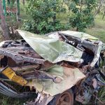 Mobil penyok setelah menabrak mobil yang sedang parkir di badan jalan, akibatnya dua orang meninggal dunia – Surya Papua/IST