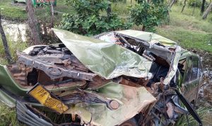 Mobil penyok setelah menabrak mobil yang sedang parkir di badan jalan, akibatnya dua orang meninggal dunia – Surya Papua/IST