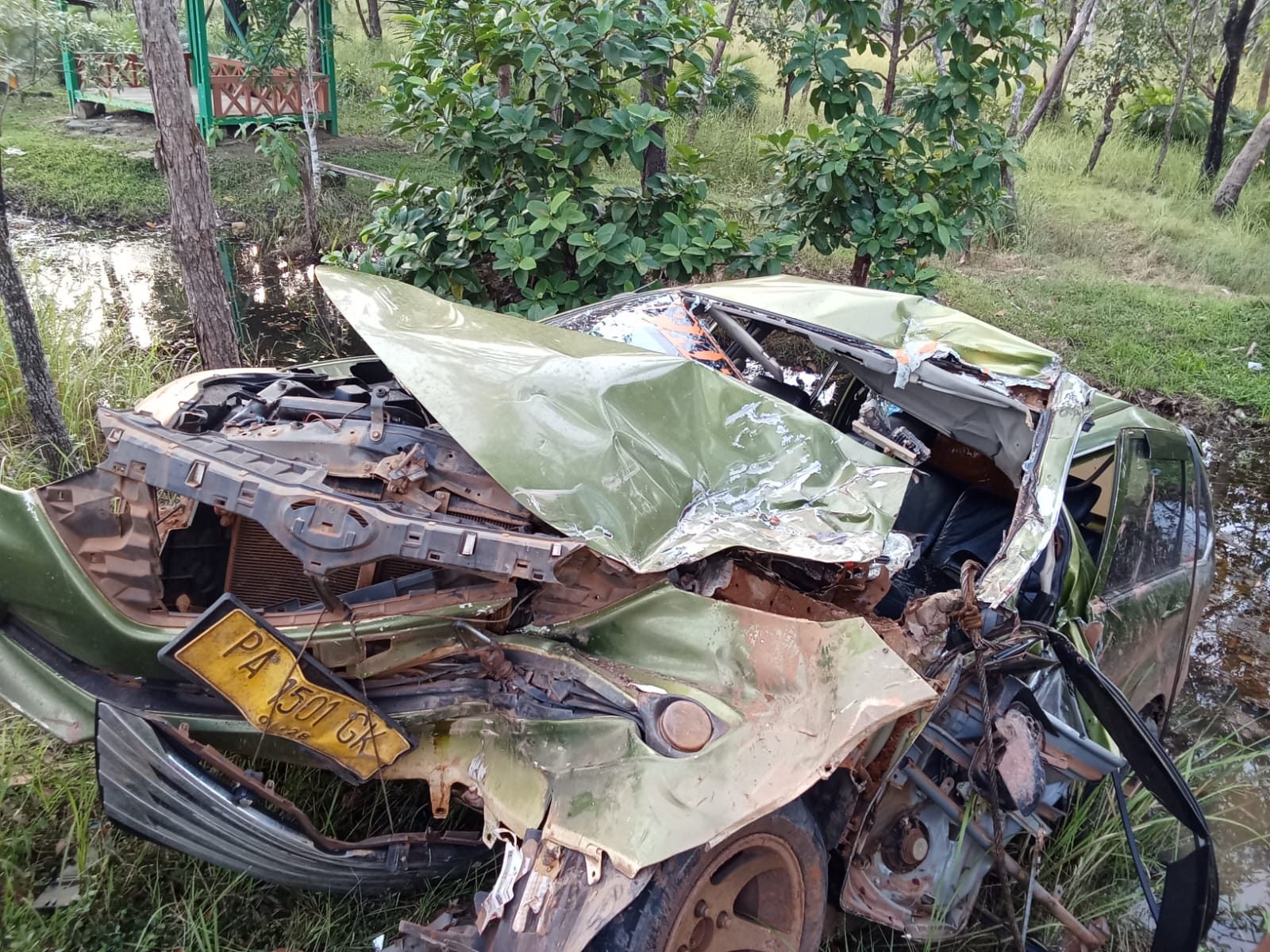 Mobil penyok setelah menabrak mobil yang sedang parkir di badan jalan, akibatnya dua orang meninggal dunia – Surya Papua/IST