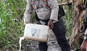 Sagero yang ditumpahkan ke tanah oleh salah seorang anggota Polsek Naukenjeray setelah operasi – Surya Papua/IST