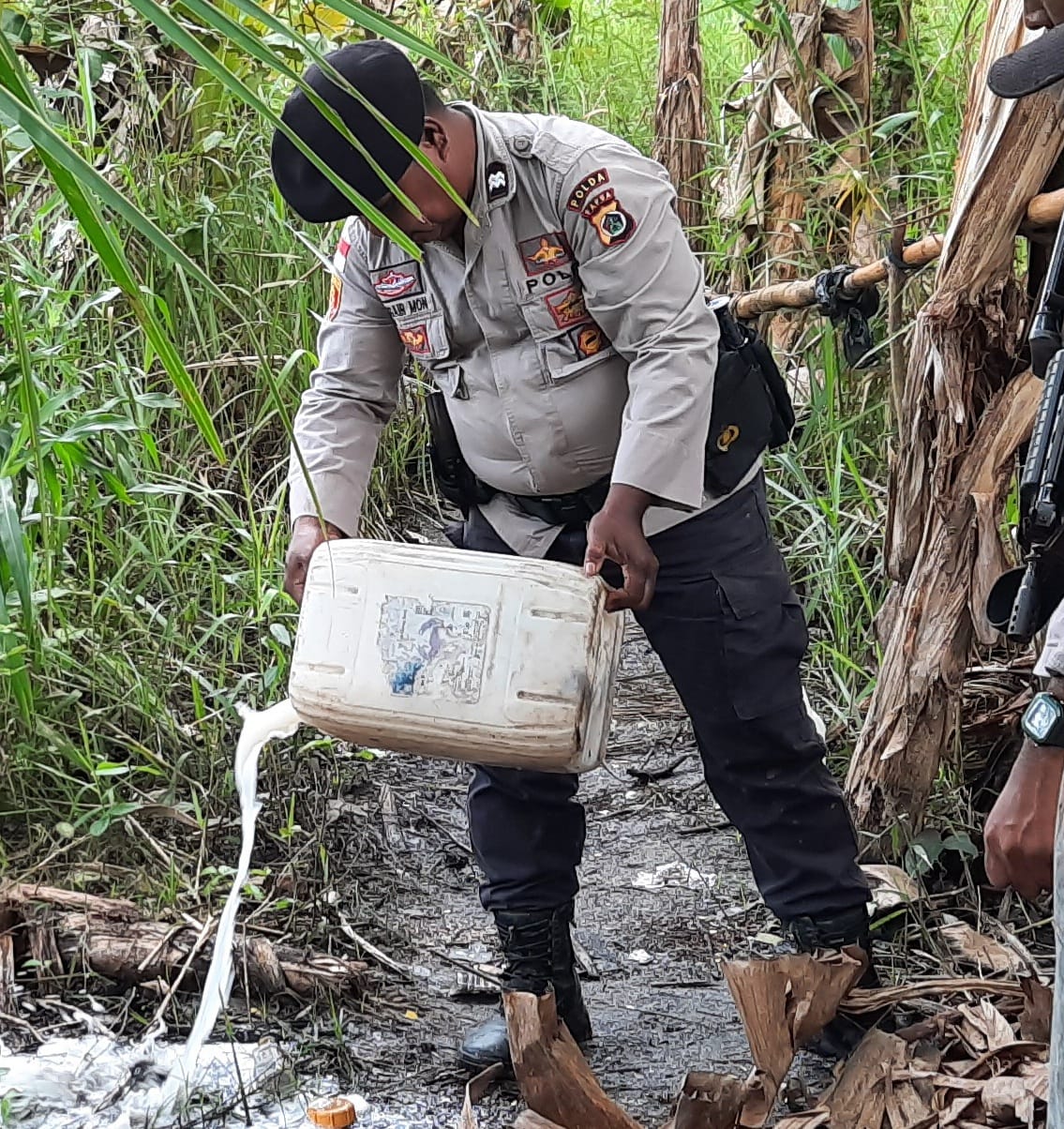 Sagero yang ditumpahkan ke tanah oleh salah seorang anggota Polsek Naukenjeray setelah operasi – Surya Papua/IST