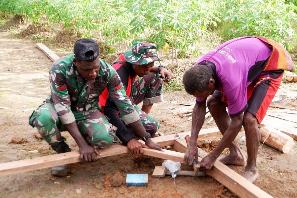 Masyarakat yang menyatu dengan TNI, itu terlihat dari semangat gotong royong merenovasi rumah milik Matheus Kwipalo – Surya Papua/IST