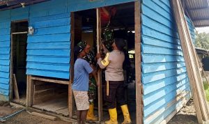 Renovasi rumah milik Matheus Kwipalo di Kampung Kamno Sari, Distrik Jagebob, Kabupaten Merauke oleh Satgas TNI dalam program TMMD ke-125 – Surya Papua/IST