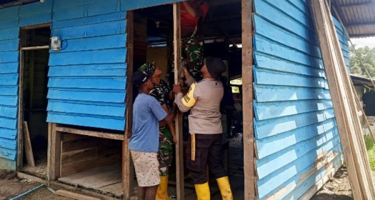 Renovasi rumah milik Matheus Kwipalo di Kampung Kamno Sari, Distrik Jagebob, Kabupaten Merauke oleh Satgas TNI dalam program TMMD ke-125 – Surya Papua/IST