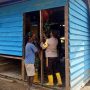 Renovasi rumah milik Matheus Kwipalo di Kampung Kamno Sari, Distrik Jagebob, Kabupaten Merauke oleh Satgas TNI dalam program TMMD ke-125 – Surya Papua/IST