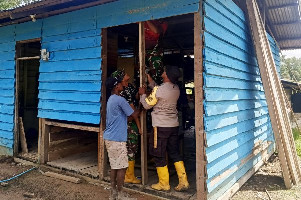 Renovasi rumah milik Matheus Kwipalo di Kampung Kamno Sari, Distrik Jagebob, Kabupaten Merauke oleh Satgas TNI dalam program TMMD ke-125 – Surya Papua/IST