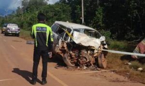 Salah satu mobil yang mengalami kerusakan parah saat tabrakan beberapa hari lalu – Surya Papua/IST