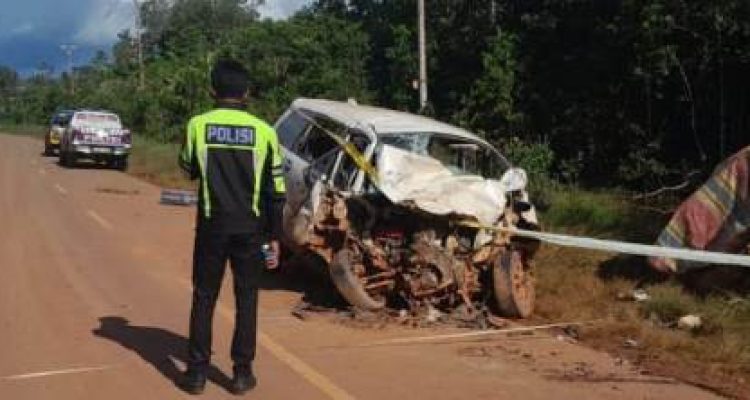 Salah satu mobil yang mengalami kerusakan parah saat tabrakan beberapa hari lalu – Surya Papua/IST