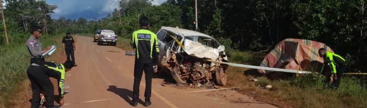Salah satu mobil yang mengalami kerusakan parah saat tabrakan beberapa hari lalu – Surya Papua/IST