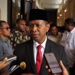 Gubernur Papua Selatan, Apolo Safanpo berikan keterangan pers kepada sejumlah wartawan – Surya Papua/IST