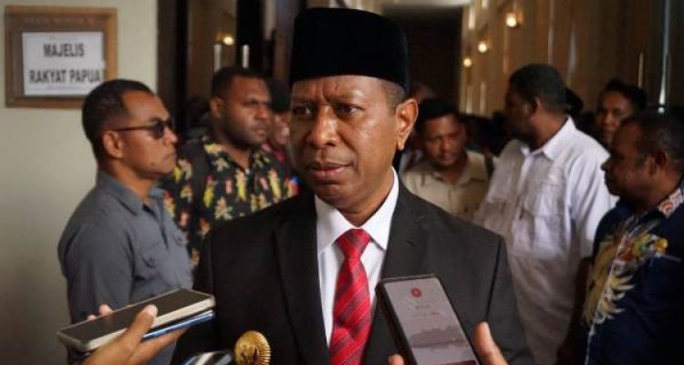 Gubernur Papua Selatan, Apolo Safanpo berikan keterangan pers kepada sejumlah wartawan – Surya Papua/IST