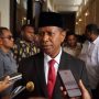 Gubernur Papua Selatan, Apolo Safanpo berikan keterangan pers kepada sejumlah wartawan – Surya Papua/IST