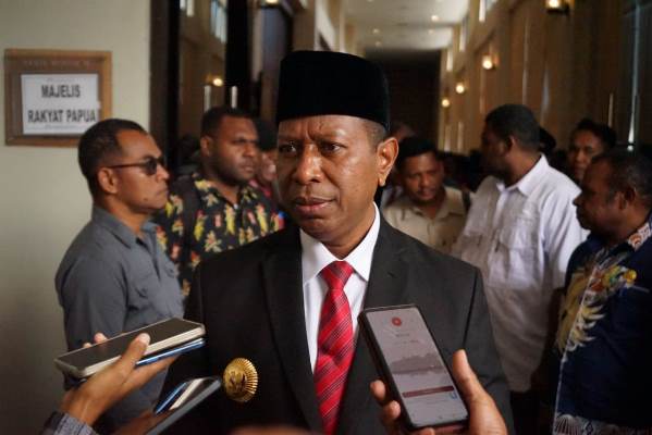 Gubernur Papua Selatan, Apolo Safanpo berikan keterangan pers kepada sejumlah wartawan – Surya Papua/IST