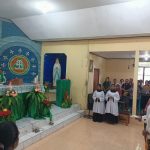 Martina Samkakai didamoingi saksinya sedang mengikuti prosesi untuk masuk Gereja Katolik di Paroki Santa Theresia Buti – Surya Papua/Frans Kobun