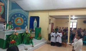 Martina Samkakai didamoingi saksinya sedang mengikuti prosesi untuk masuk Gereja Katolik di Paroki Santa Theresia Buti – Surya Papua/Frans Kobun
