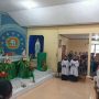 Martina Samkakai didamoingi saksinya sedang mengikuti prosesi untuk masuk Gereja Katolik di Paroki Santa Theresia Buti – Surya Papua/Frans Kobun