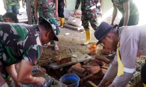 Kegiatan Satgas TMMD ke-125 di Kampung Kamnosari yang sedang melakukan rehab dapur dan rumah warga – Surya Papua/IST