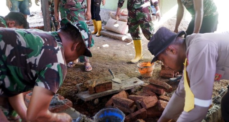 Kegiatan Satgas TMMD ke-125 di Kampung Kamnosari yang sedang melakukan rehab dapur dan rumah warga – Surya Papua/IST