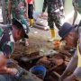 Kegiatan Satgas TMMD ke-125 di Kampung Kamnosari yang sedang melakukan rehab dapur dan rumah warga – Surya Papua/IST
