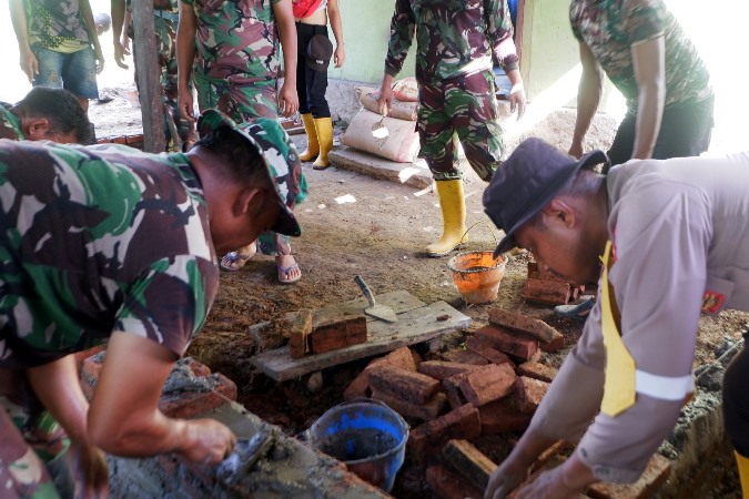 Kegiatan Satgas TMMD ke-125 di Kampung Kamnosari yang sedang melakukan rehab dapur dan rumah warga – Surya Papua/IST