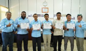 Foto bersama Humas TSE Hroup sambil menunjuk sertifikat yang diberikan- Surya Papua/IST
