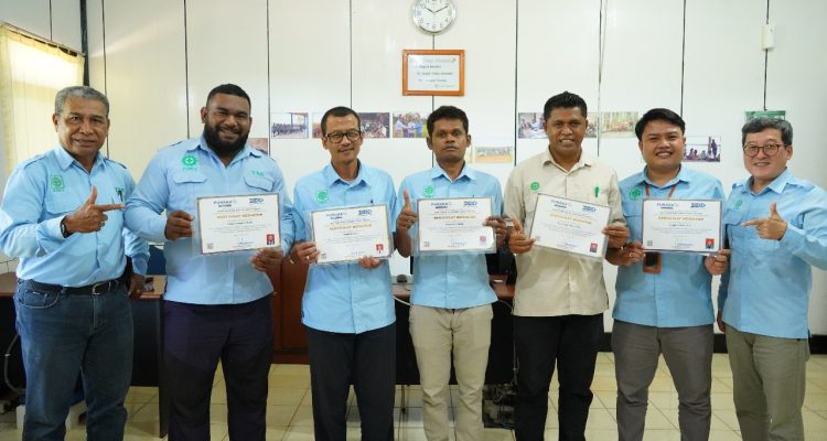 Foto bersama Humas TSE Hroup sambil menunjuk sertifikat yang diberikan- Surya Papua/IST