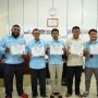 Foto bersama Humas TSE Hroup sambil menunjuk sertifikat yang diberikan- Surya Papua/IST