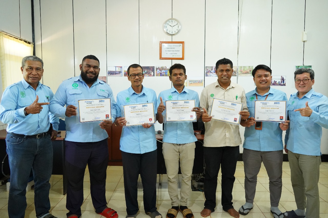 Foto bersama Humas TSE Hroup sambil menunjuk sertifikat yang diberikan- Surya Papua/IST