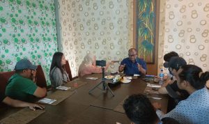 Ketua BP3OKP Provinsi Papua Selatan, Yoseph Yanawo Yolmen sedang berikan keterangan pers kepada sejumlah wartawan – Surya Papua/Frans Kobun