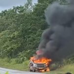 Mobil jenis avansa yang terbakar di Jalan Trans Papua tepatnya di seputaran Distrik Ulilin – Surya Papua/IST