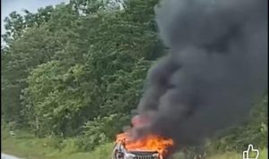 Mobil jenis avansa yang terbakar di Jalan Trans Papua tepatnya di seputaran Distrik Ulilin – Surya Papua/IST