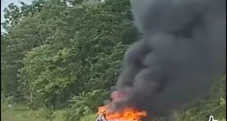 Mobil jenis avansa yang terbakar di Jalan Trans Papua tepatnya di seputaran Distrik Ulilin – Surya Papua/IST