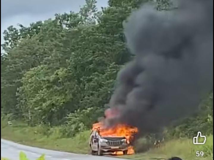Mobil jenis avansa yang terbakar di Jalan Trans Papua tepatnya di seputaran Distrik Ulilin – Surya Papua/IST
