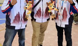 Foto bersama usai mendapatkan medali perak dan perunggu dalam ajang FORNAS di NTB – Surya Papua/IST