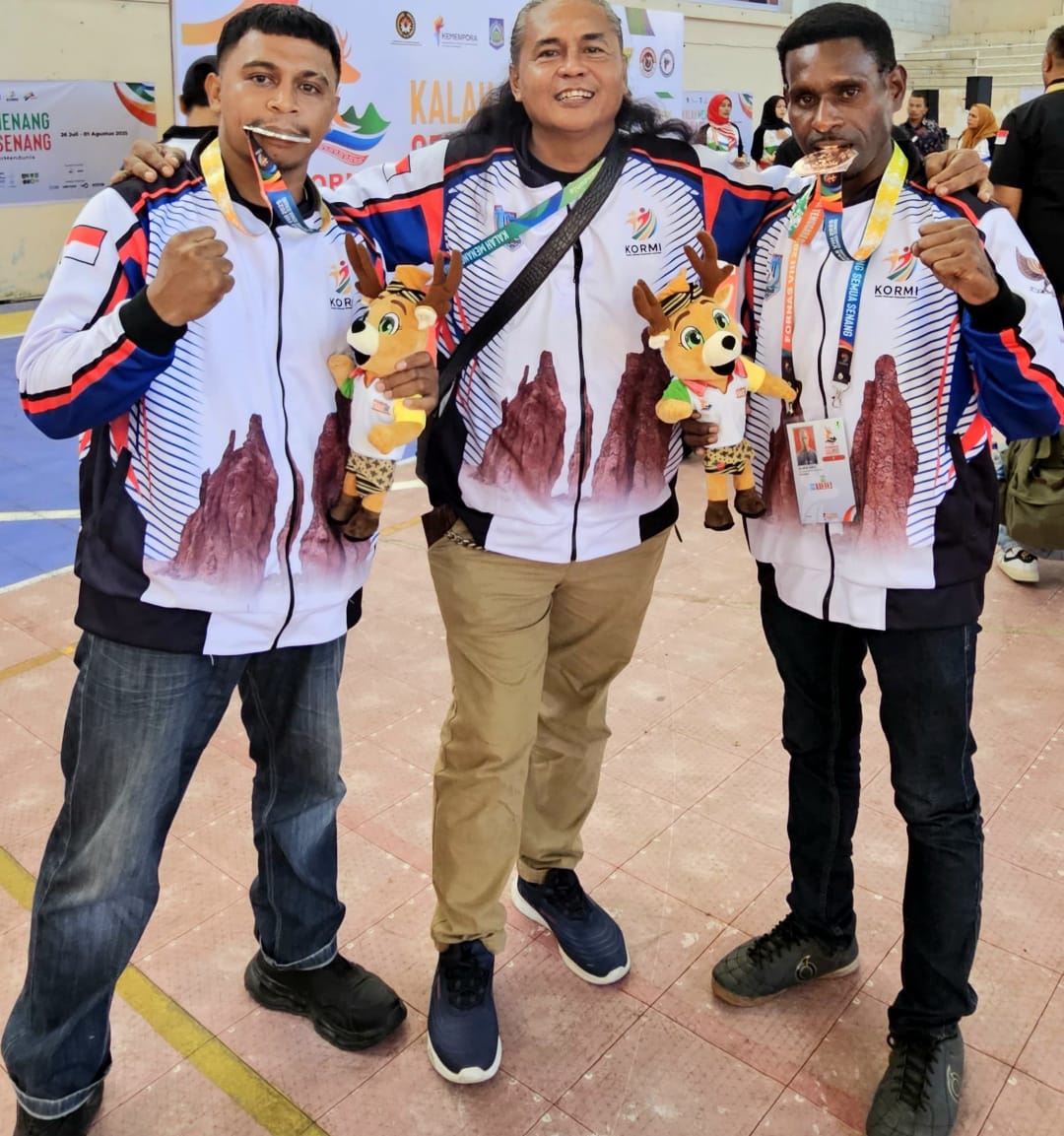 Foto bersama usai mendapatkan medali perak dan perunggu dalam ajang FORNAS di NTB – Surya Papua/IST