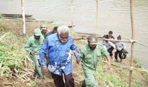 Wakil Gubernur Papua Selatan, Paskalis Imadawa saat menyusuri jalan setapak menuju ke kampung kelahiran Pastor Hendrikus Kariwop – Surya Papua/IST
