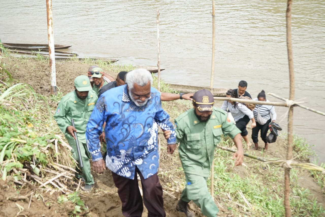 Wakil Gubernur Papua Selatan, Paskalis Imadawa saat menyusuri jalan setapak menuju ke kampung kelahiran Pastor Hendrikus Kariwop – Surya Papua/IST