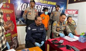 Kapolres Merauke, AKBP Leonardo Yoga sedang berikan keterangan pers kepada sejumlah wartawan- Surya Papua/IST