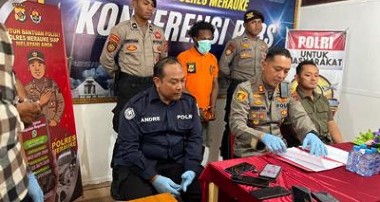 Kapolres Merauke, AKBP Leonardo Yoga sedang berikan keterangan pers kepada sejumlah wartawan- Surya Papua/IST