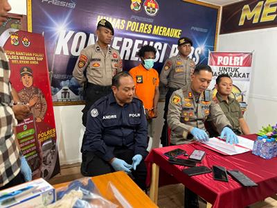 Kapolres Merauke, AKBP Leonardo Yoga sedang berikan keterangan pers kepada sejumlah wartawan- Surya Papua/IST