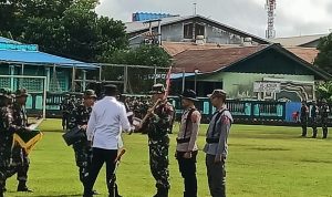 Bupati Merauke, Yoseph Bladib Gebze sedang menyerahkan peralatan kepada tiga perwakilan – Surya Papua/Frans Kobun