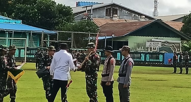 Bupati Merauke, Yoseph Bladib Gebze sedang menyerahkan peralatan kepada tiga perwakilan – Surya Papua/Frans Kobun