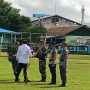 Bupati Merauke, Yoseph Bladib Gebze sedang menyerahkan peralatan kepada tiga perwakilan – Surya Papua/Frans Kobun