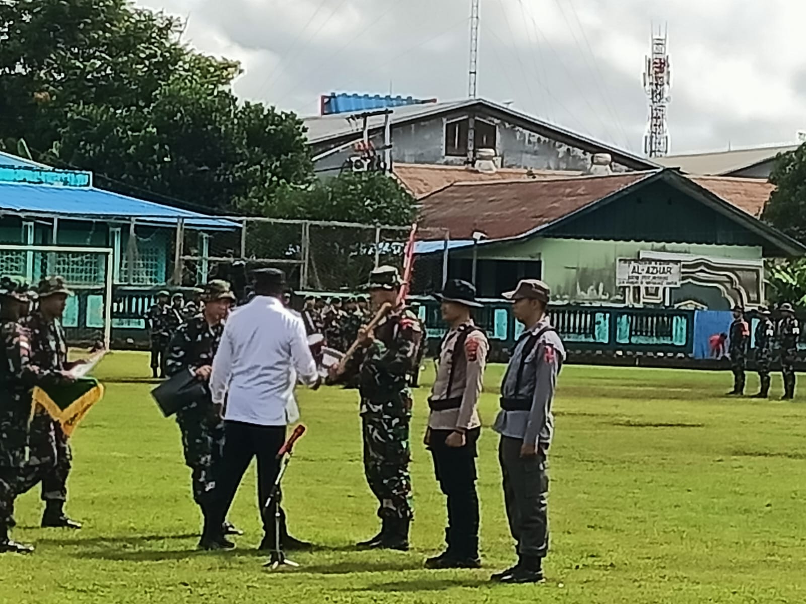 Bupati Merauke, Yoseph Bladib Gebze sedang menyerahkan peralatan kepada tiga perwakilan – Surya Papua/Frans Kobun