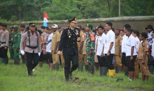 Kapolres Merauke, AKBP Leonardo Yoga saat memeriksa pasukan pada Hut Bhayangkari di Lapangan Maskura-Kimaam – Surya Papua/IST