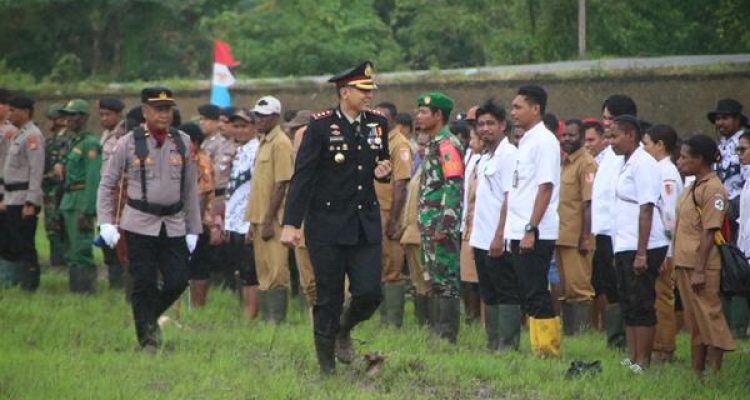 Kapolres Merauke, AKBP Leonardo Yoga saat memeriksa pasukan pada Hut Bhayangkari di Lapangan Maskura-Kimaam – Surya Papua/IST